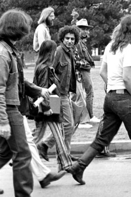 1200px-Abbie_Hoffman_visiting_the_University_of_Oklahoma_circa_1969