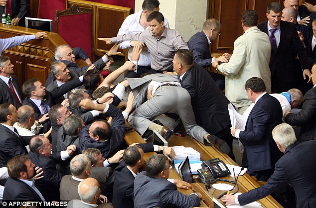 article-2149725-1346DED8000005DC-585_634x418